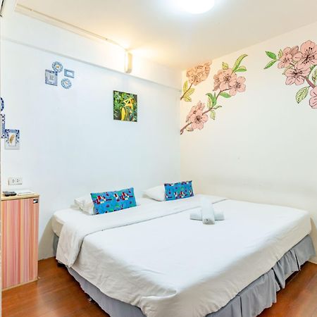 Sleep Dee Hostel Bangkok Exterior photo