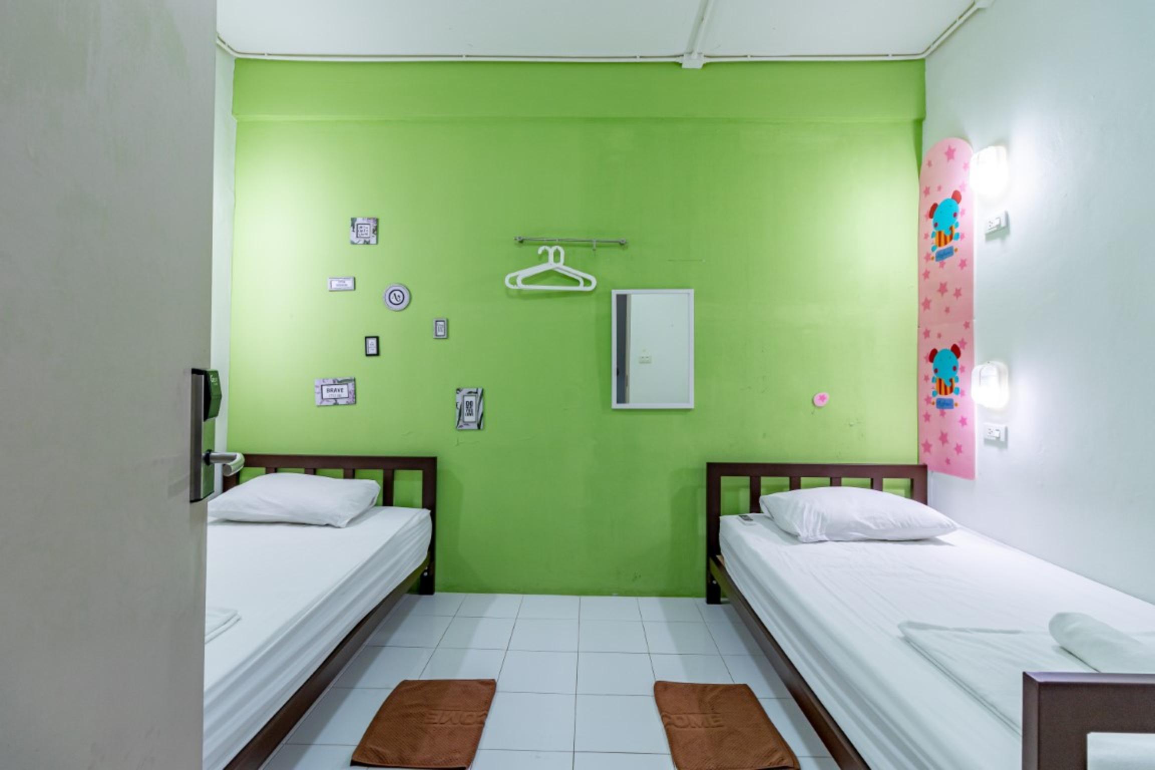 Sleep Dee Hostel Bangkok Exterior photo