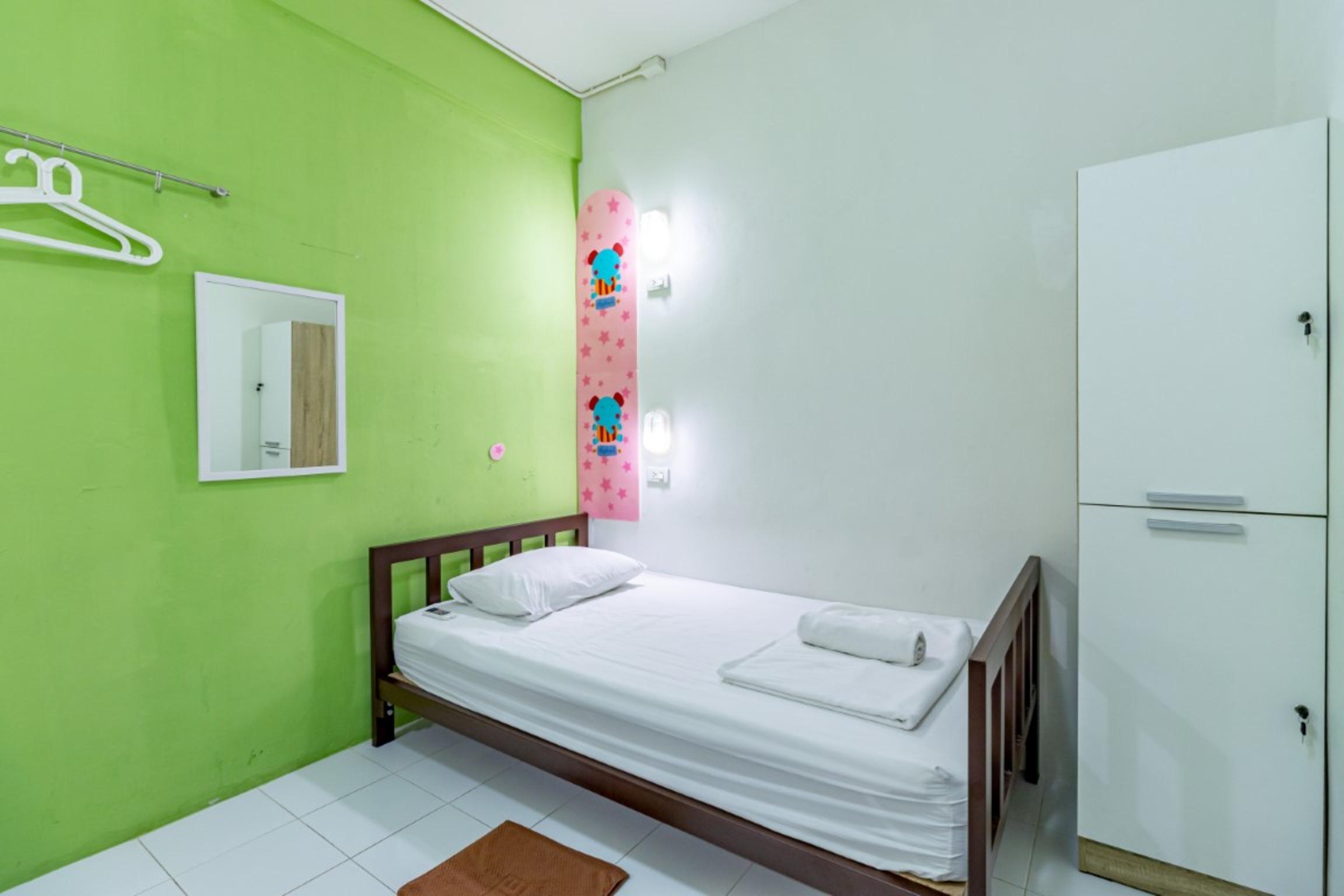 Sleep Dee Hostel Bangkok Exterior photo