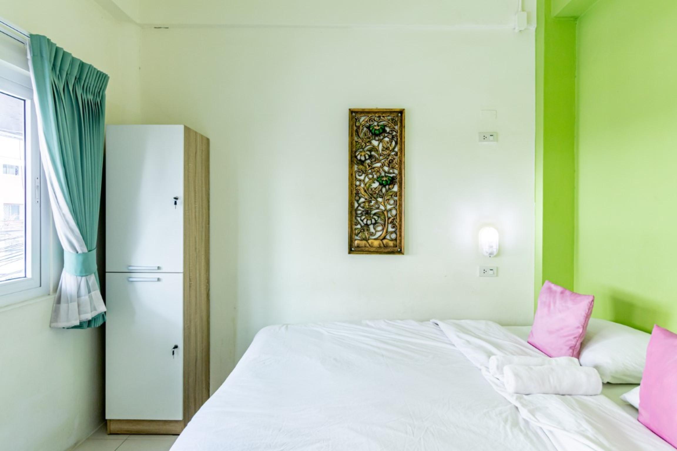 Sleep Dee Hostel Bangkok Exterior photo
