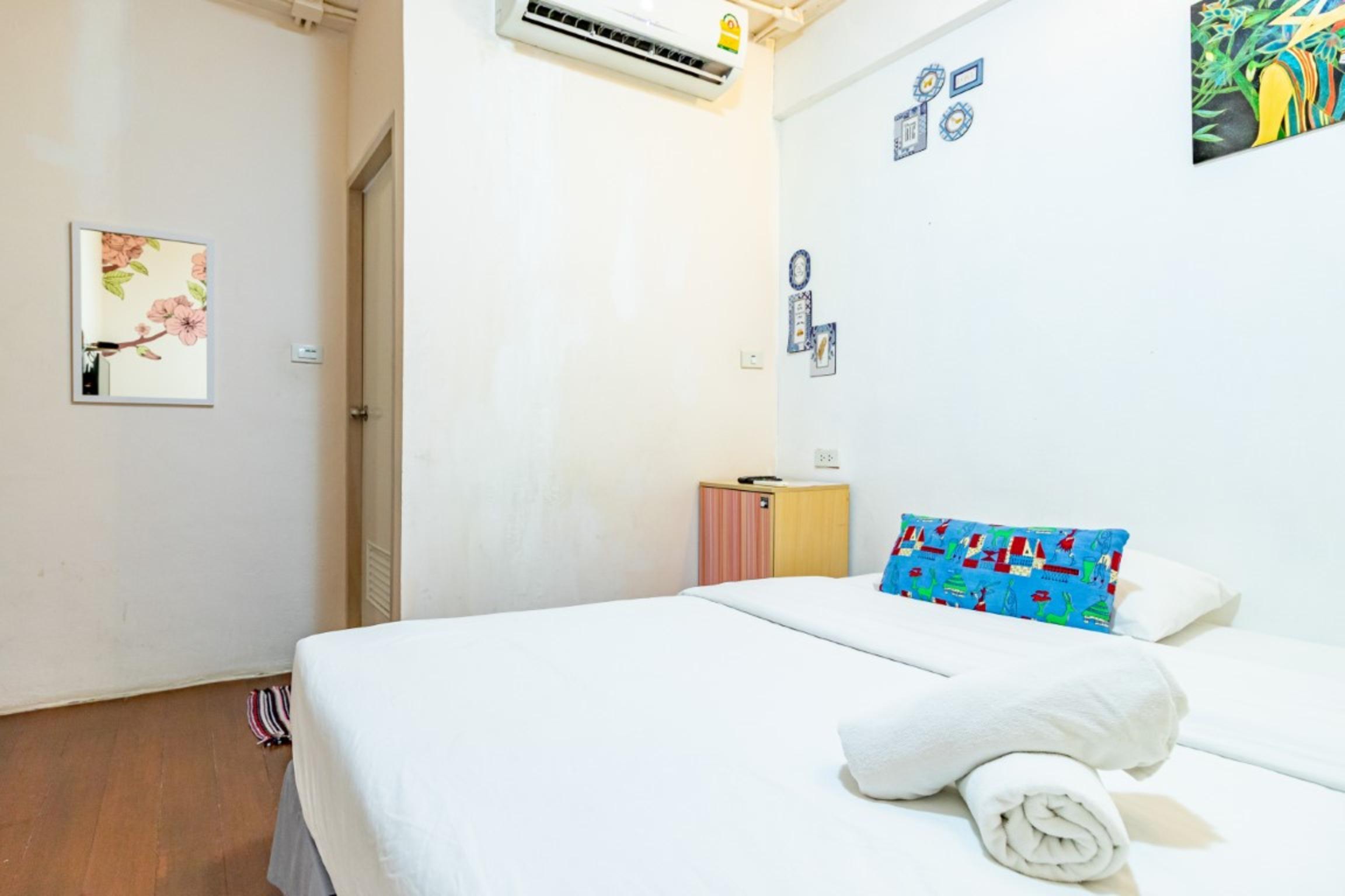 Sleep Dee Hostel Bangkok Exterior photo