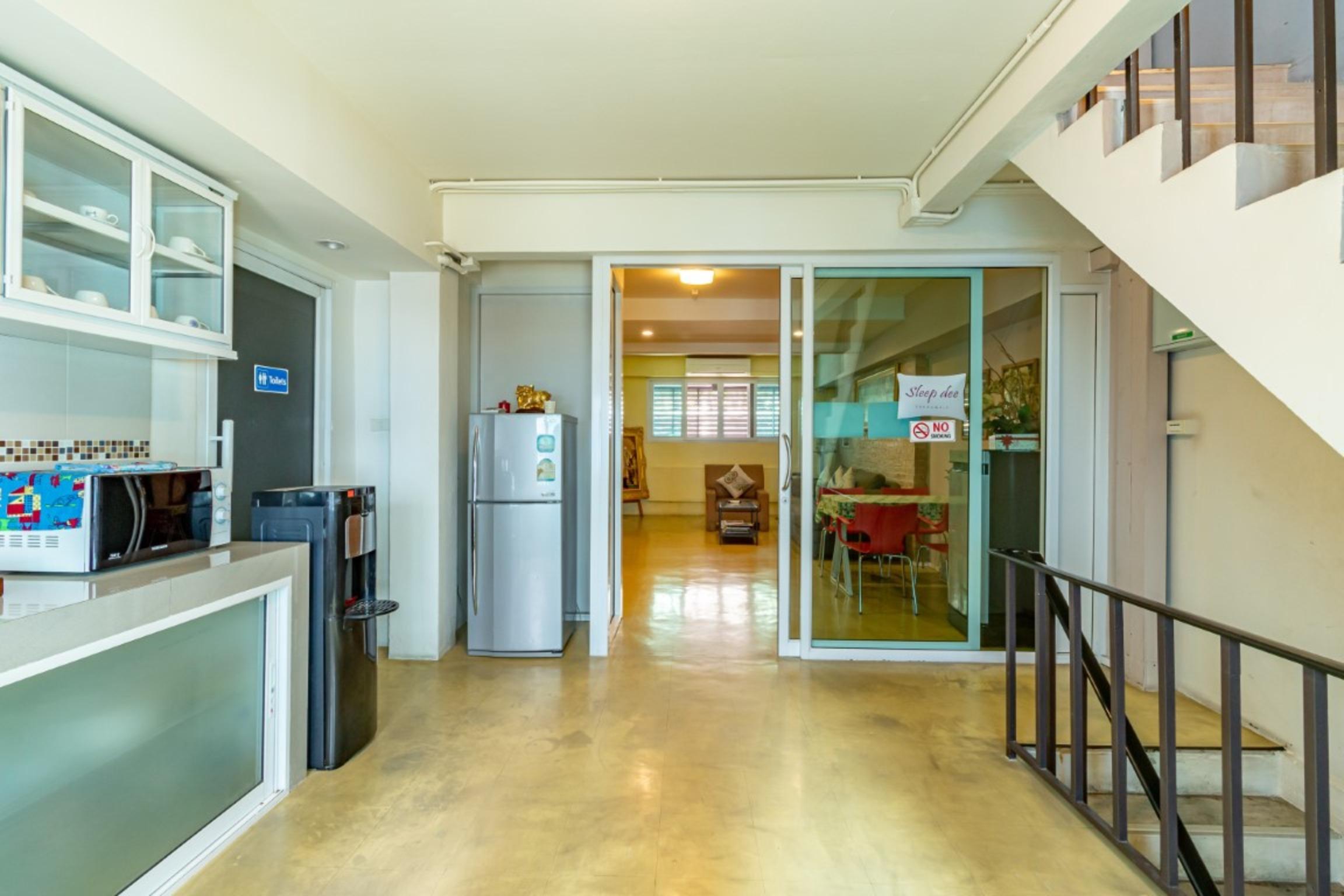 Sleep Dee Hostel Bangkok Exterior photo