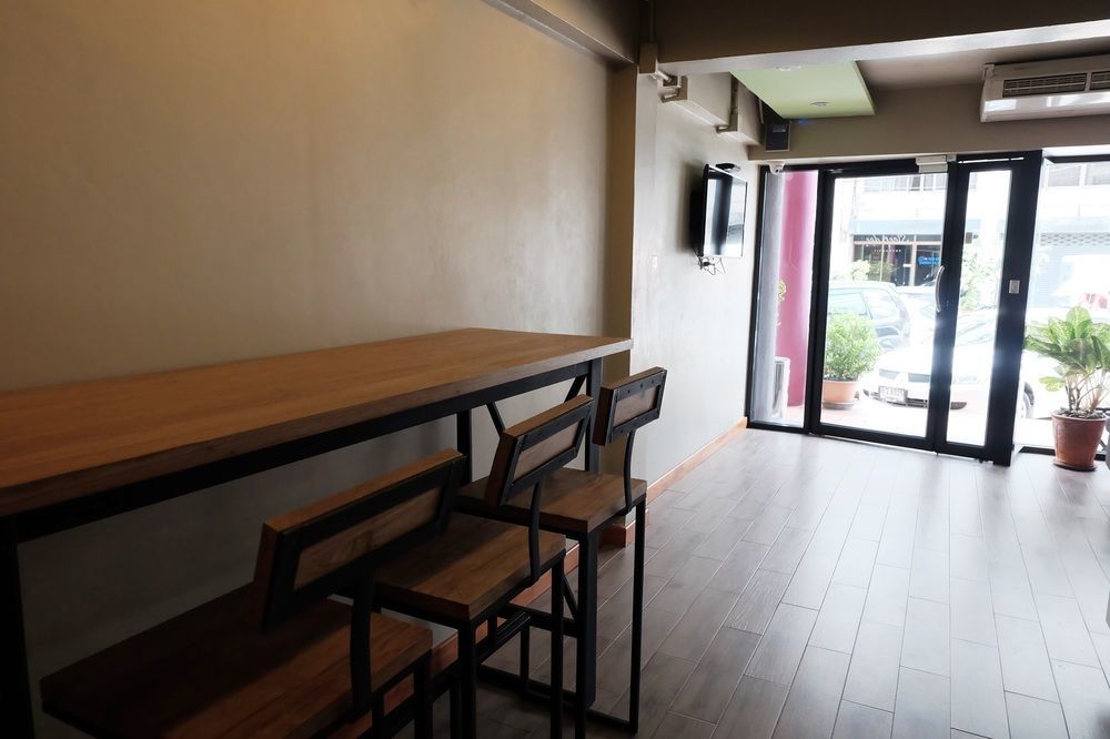 Sleep Dee Hostel Bangkok Exterior photo