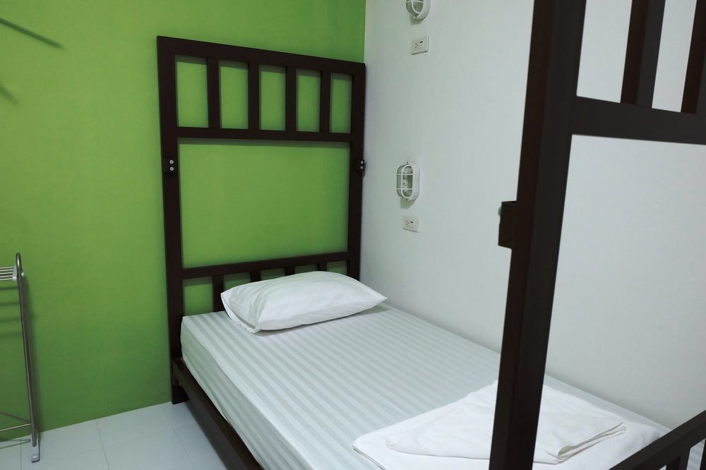Sleep Dee Hostel Bangkok Exterior photo