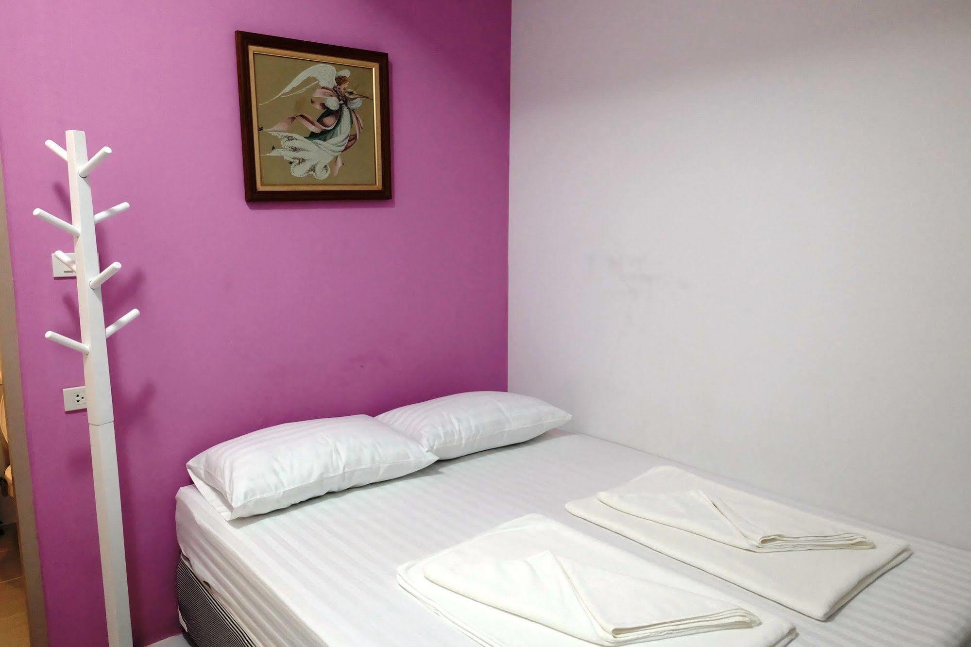 Sleep Dee Hostel Bangkok Exterior photo