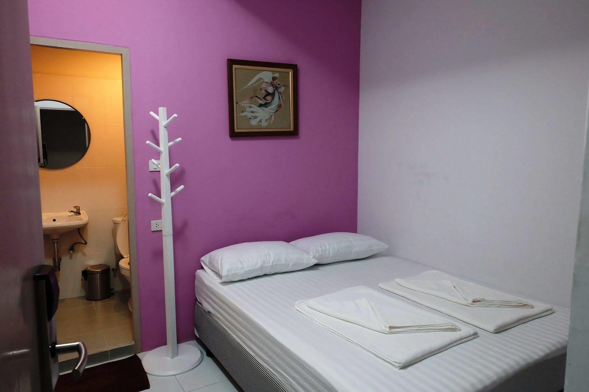 Sleep Dee Hostel Bangkok Exterior photo